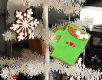 Use Dani's Party Tip & make cookie ornaments that double as party favors