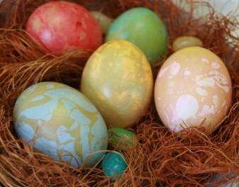 Try Yvette's tips for Dyeing & Marbling Easter Eggs